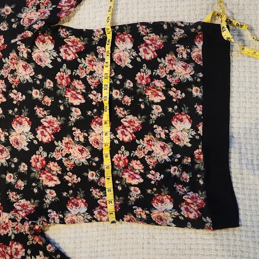 Large Light Sweater with Roses - Picture 5 of 5